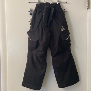 Snow pants with detachable suspenders